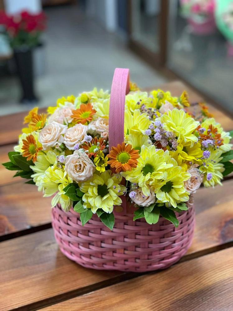 Цветочная композиция из Хризантемы и Розы в корзине в Преображенское