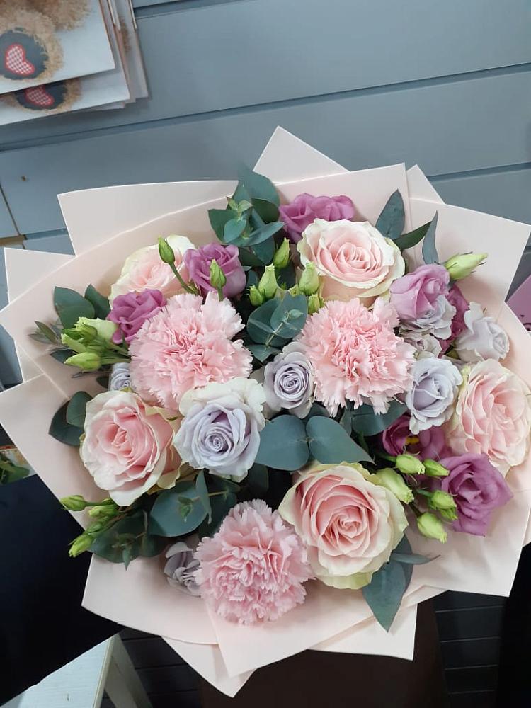 Букет цветов из: Розы, Гвоздики и Лизиантусы в Преображенское